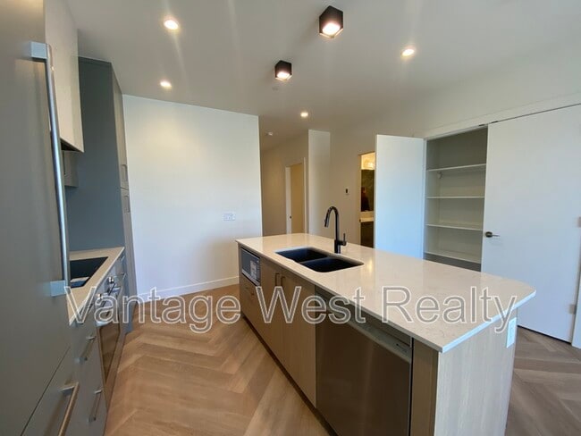 Building Photo - 3340-3340 Lakeshore Rd