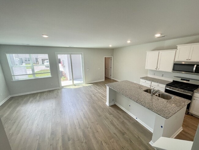 Foto del edificio - Spacious Four Bedroom Townhome w/ Garage! ...