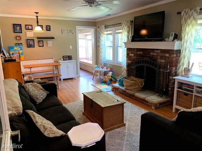 Building Photo - 2 br, 1 bath House - 200 Crest Rd