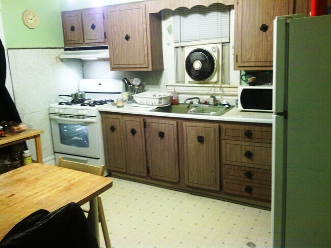 Cocina - 671 Jones Ave