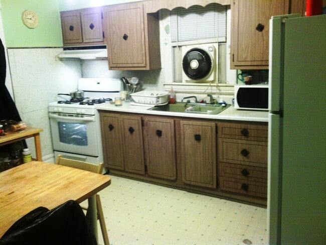 Kitchen - 671 Jones Ave