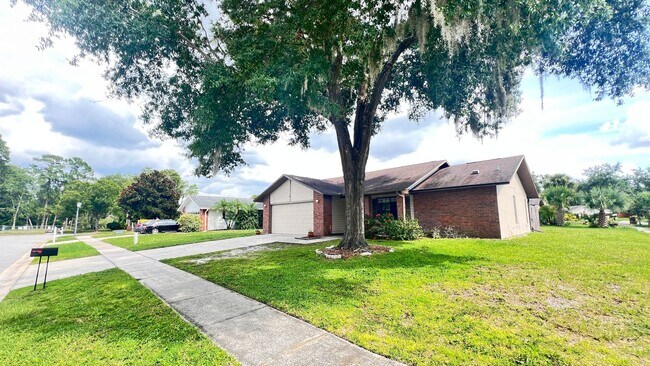 Building Photo - Available on August 8th! Cozy 3 Bed/2 Bath...