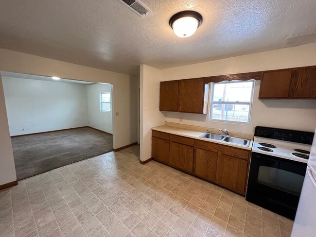 Foto del edificio - 216-218 W Home St