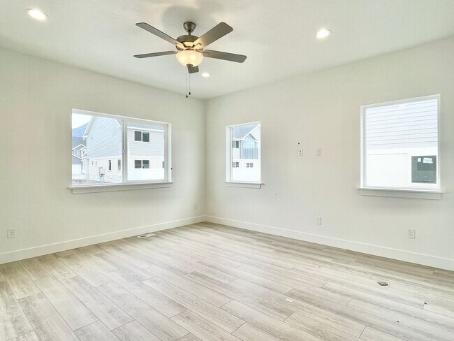Foto del edificio - Bright & Beautiful Townhome in American Fork!