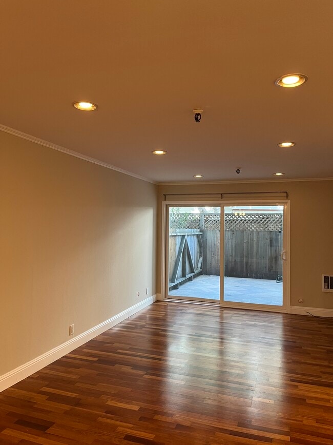 Building Photo - 325 Lenox Ave