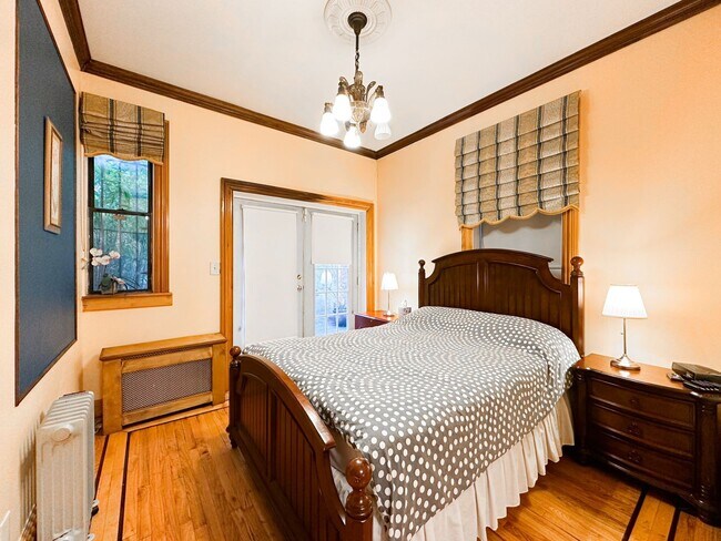 Foto del edificio - HUGE 1 Bedroom with PRIVATE GARDEN!!!!