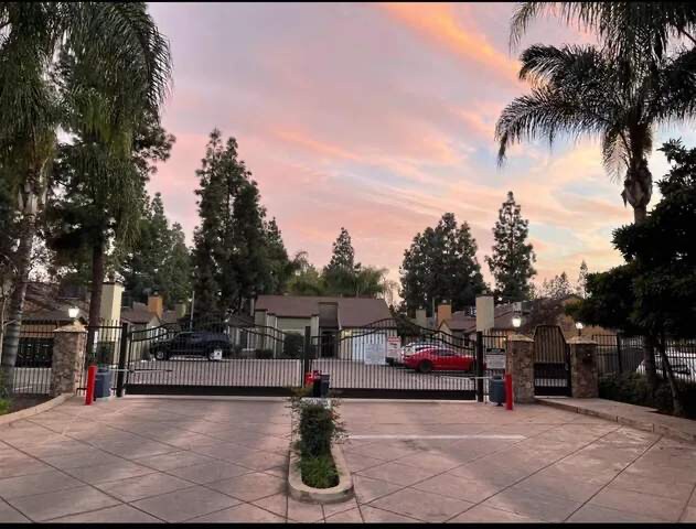 Foto del edificio - 5145 E Lane Ave