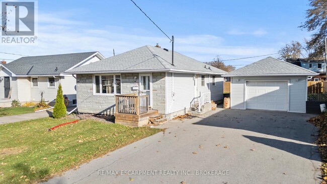 Building Photo - 14 Westmount Ave