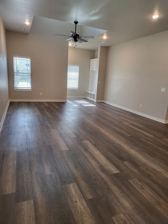 Foto del edificio - $1000.00 OFF 1ST MONTH RENT