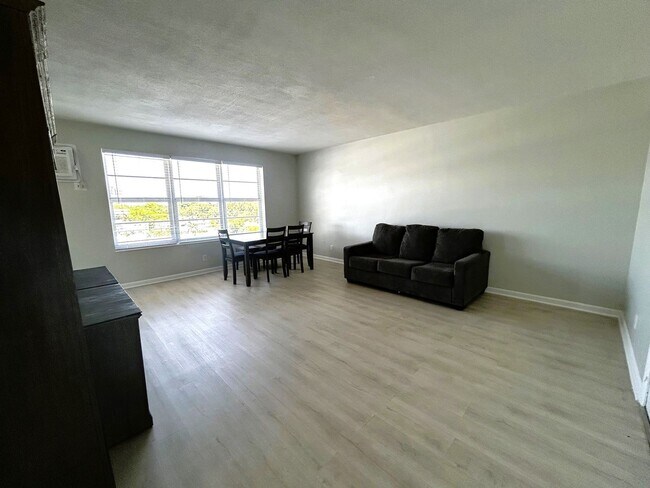 Foto del edificio - Updated 1 Bedroom 1 Bath Condo - Steps fro...