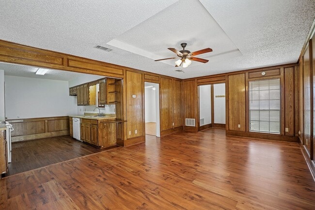 Foto del edificio - 215 E Pritchard Ln