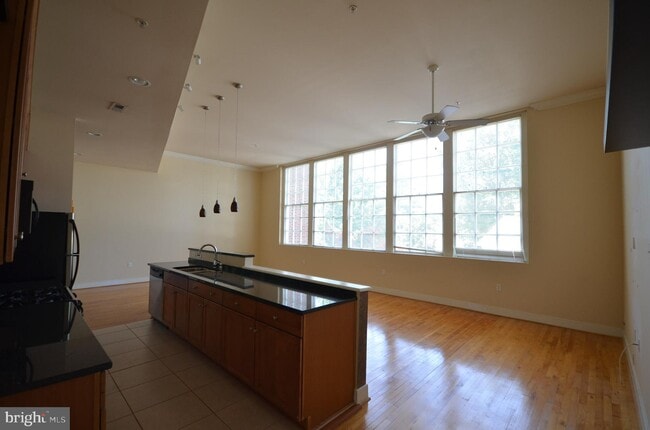 Building Photo - 900 Barton Street Unit 202