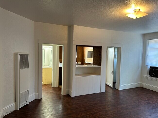 Building Photo - 830 N Van Buren St