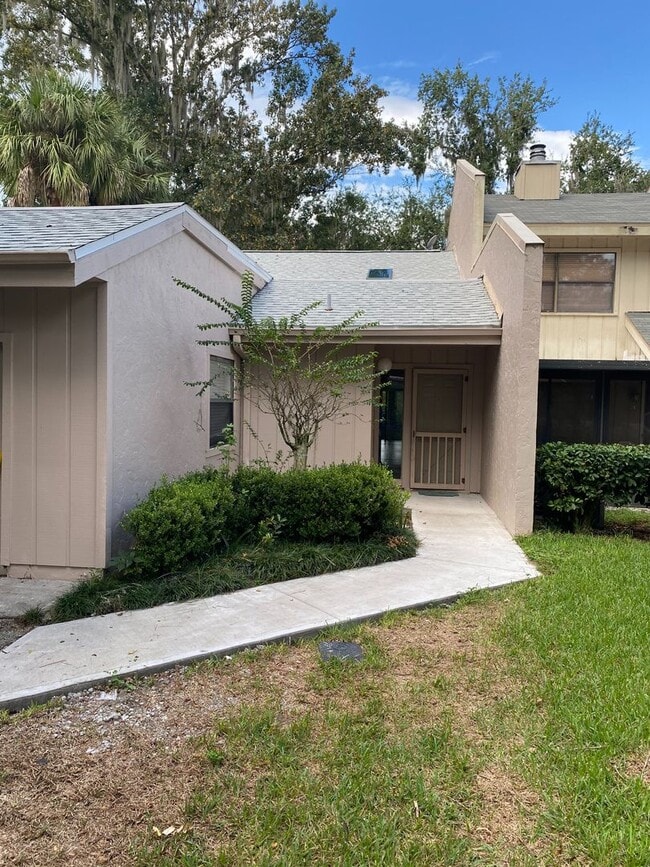 Building Photo - Large 3 Bedroom, 2 Bathroom Home Overlooking Lake - Turkey Creek Community