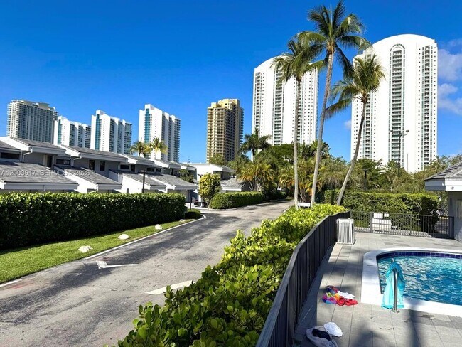 Building Photo - 336 Poinciana Island Dr