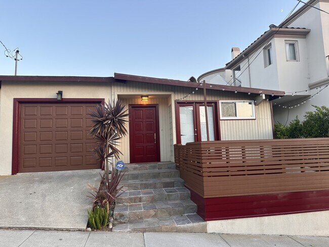 Single Family Home - 640 8th Plz House