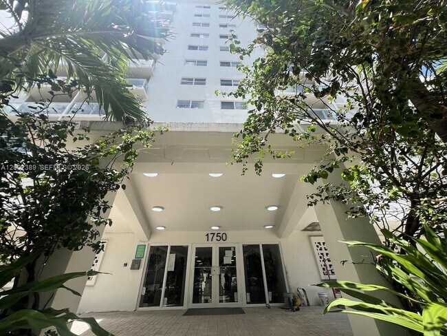 Foto del edificio - 1750 James Ave