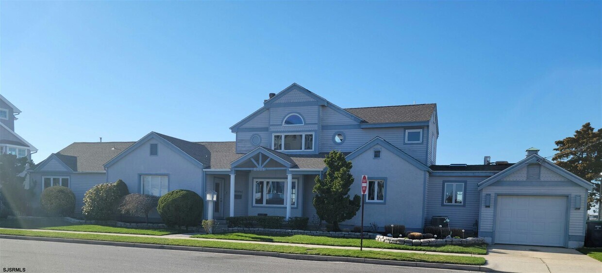 Foto principal - 8601 Fulton Ave