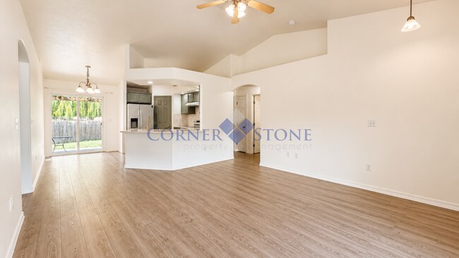 Foto del edificio - Beautiful 3-Bedroom Home with Open Floor Plan & Backyard Retreat!