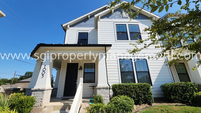 Building Photo - 1005 Thomas Pl