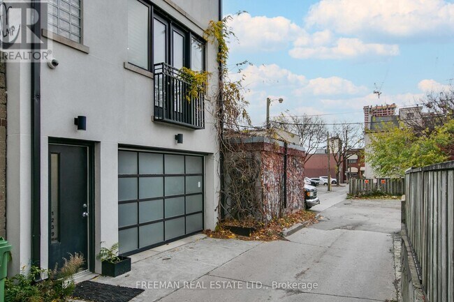 Photo du bâtiment - 1239 Bloor St W