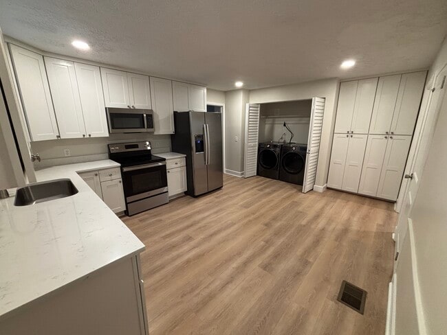 Upgraded kitchen with stainless steel appliances - 3142 Belden Cir