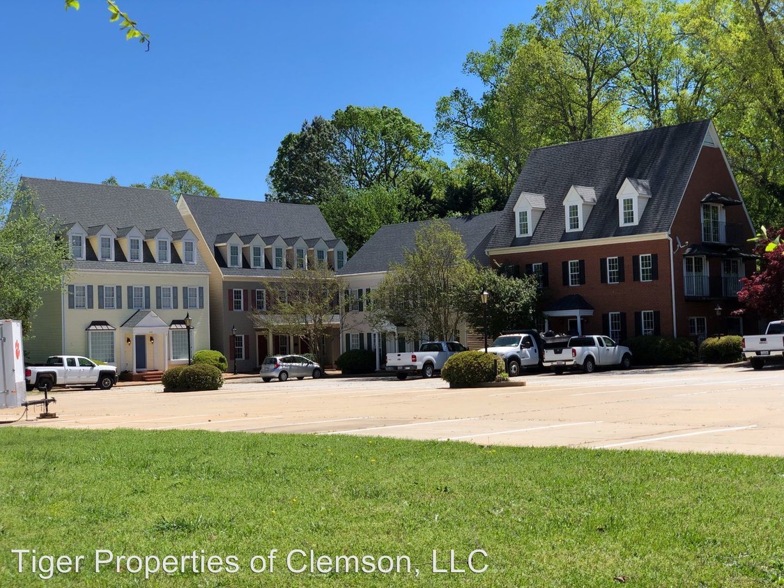 Primary Photo - 3 br, 2 bath Room For Rent - 106 Ole Towne Sq