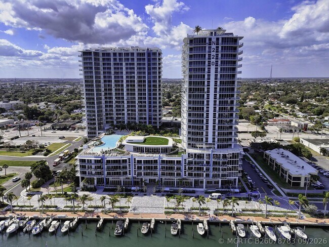 Building Photo - 220 Lake Shore Dr