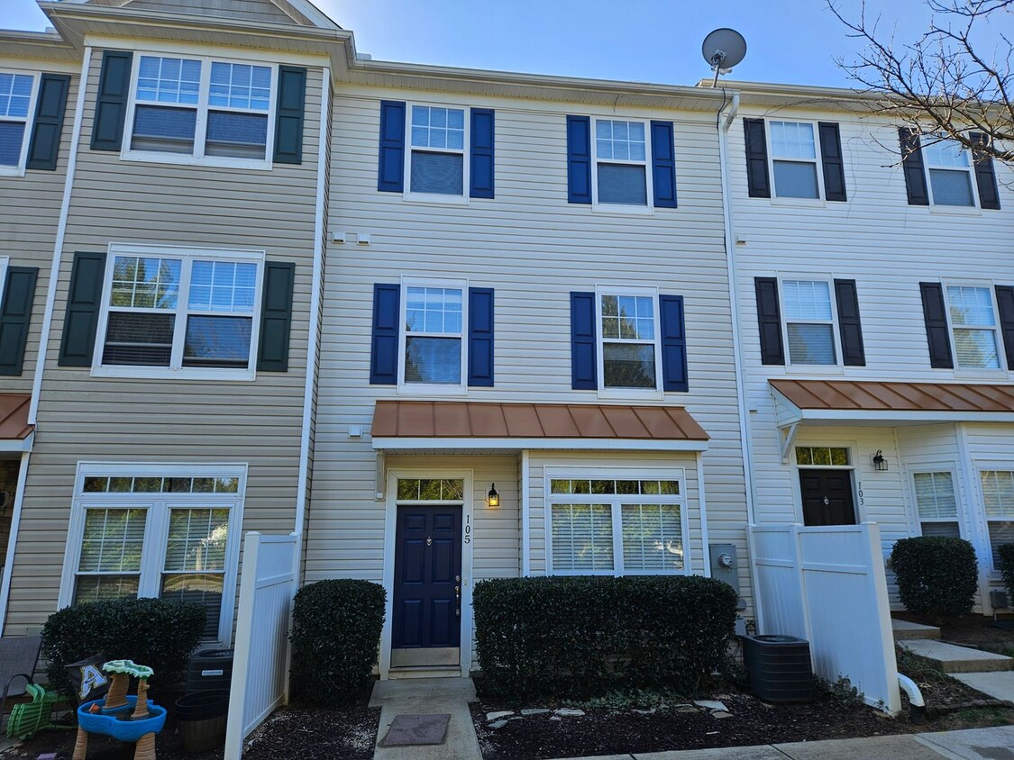 Foto principal - Great 3br/2.5ba N Raleigh Townhome in Bedf...