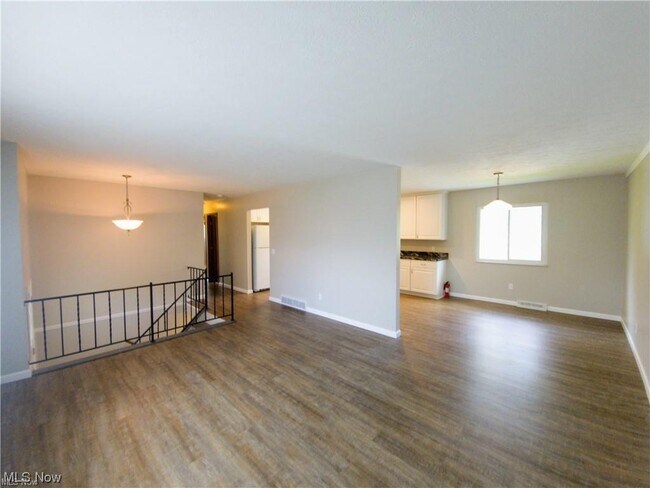 Building Photo - 570 Jeanette St