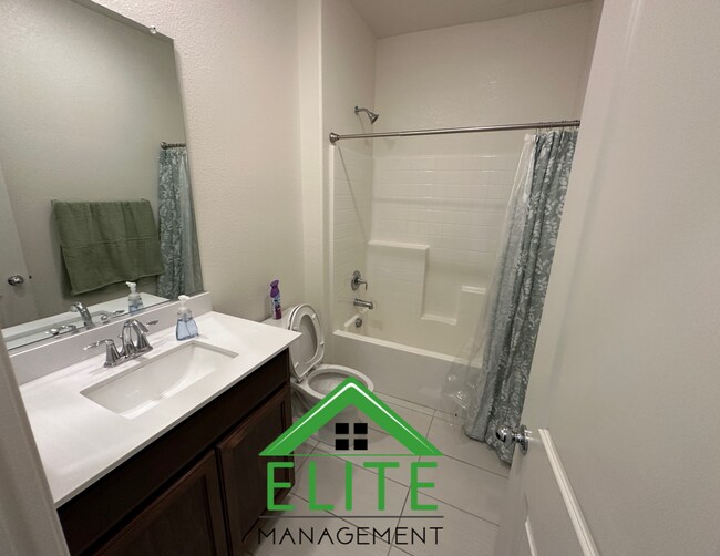 Foto del edificio - Spacious 4-Bedroom Home in Sought-After No...