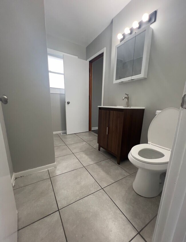 Foto del edificio - Beautiful and spacious 3 Bedroom 1 Bath House in Calumet City, IL MUST SEE