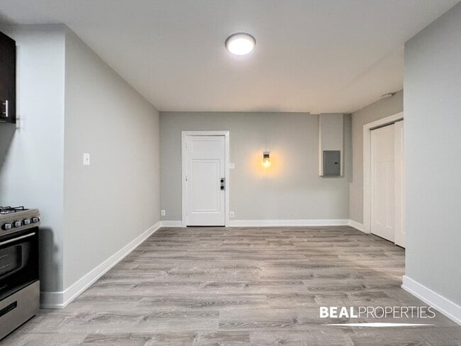Building Photo - Prime Ravenswood Studio