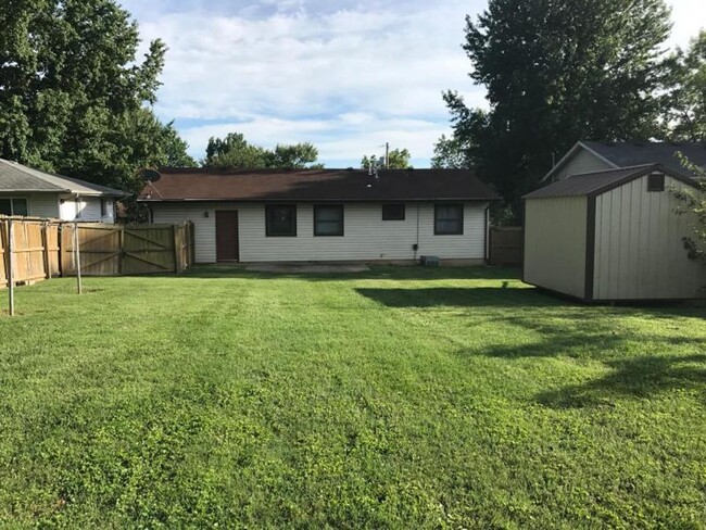 Building Photo - 3 bedroom 1 bath house for rent
