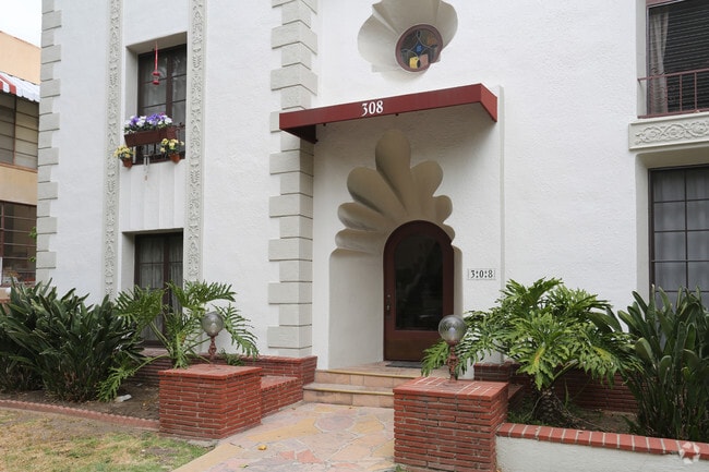 Building Photo - 308 N Almont Dr