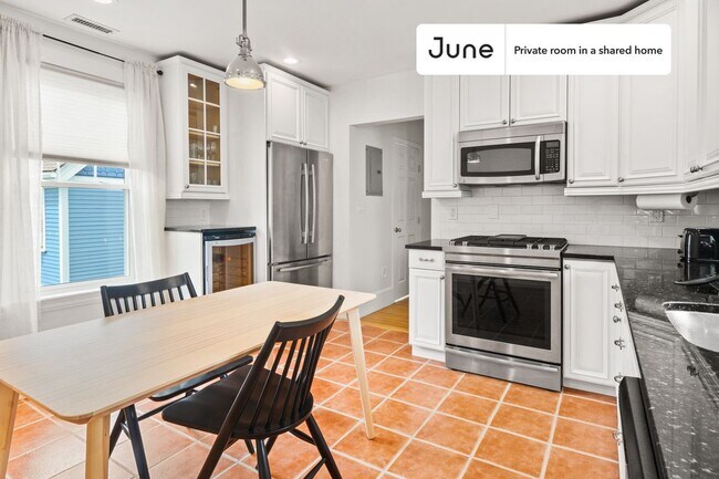 Building Photo - Private bedroom in 3 bed/2.5 bath Home
