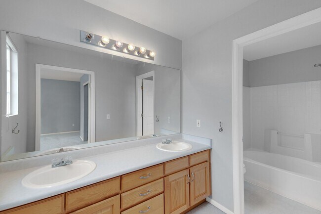 Foto del edificio - LOVELY TWO STORY HOME IN THE RANGE AT SPRI...