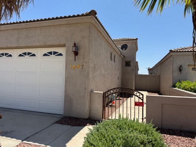 Foto del edificio - 2BR Patio Home with 2 BONUS ROOMS, fenced ...