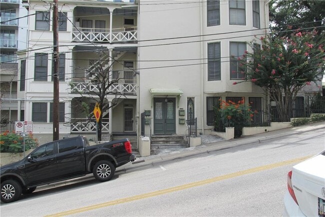 Building Photo - 800 San Antonio St
