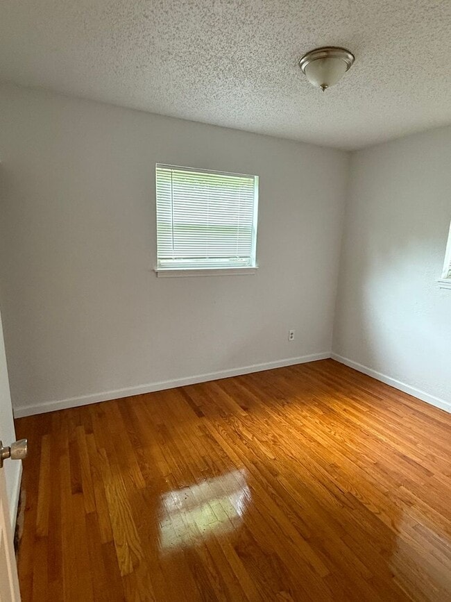 Building Photo - 3 Bedroom Home with Basement and Carport f...