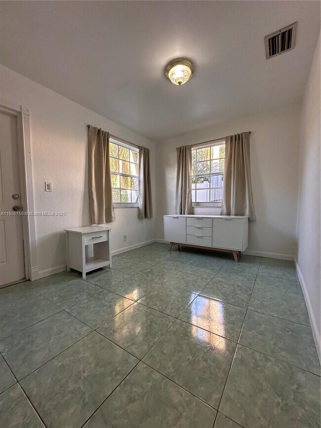 Foto del edificio - 4441 NW 60th St