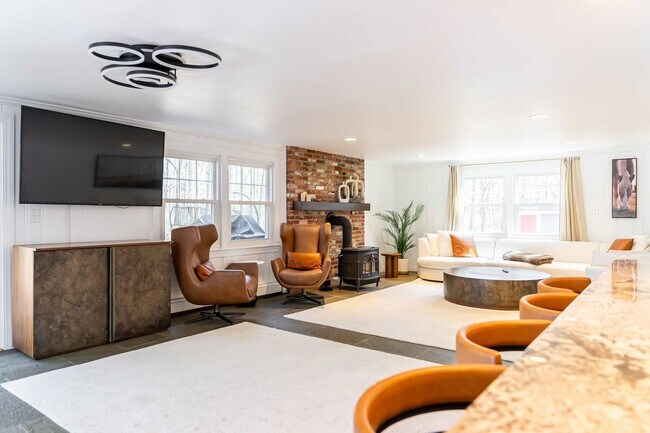 Foto del edificio - 78 Claypit Hill Rd