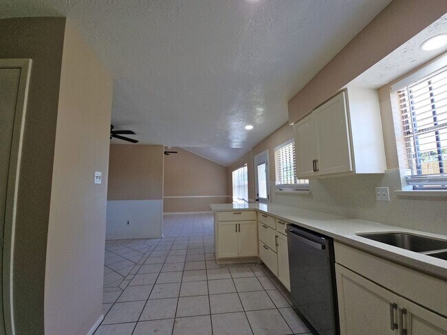 Building Photo - 1310 Goswell Ln