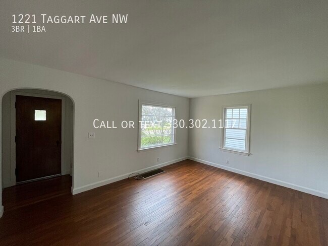 Foto del edificio - Three bedroom one bathroom home for rent