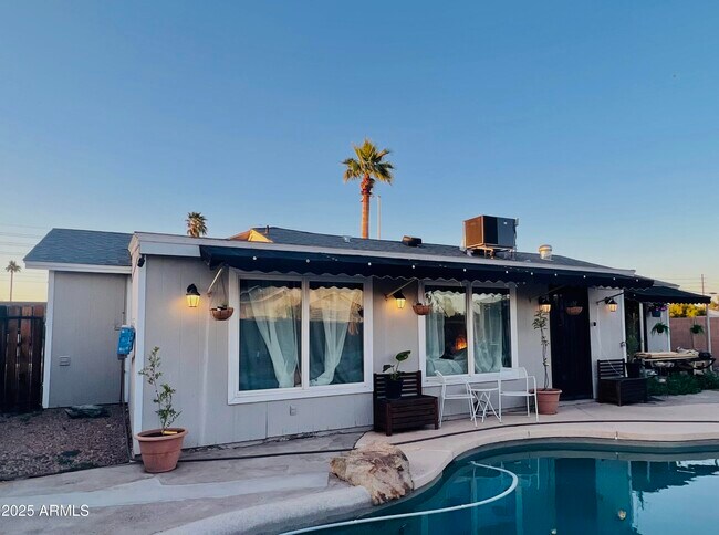 Foto del edificio - 2459 E Baltimore St