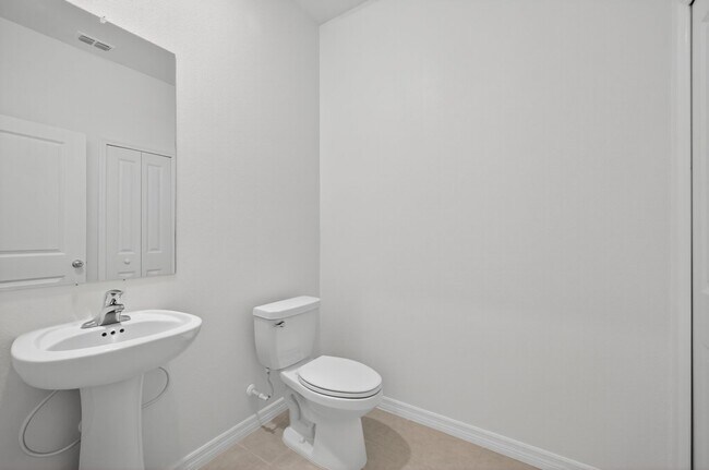 Building Photo - New 3 Bed Townhouse!