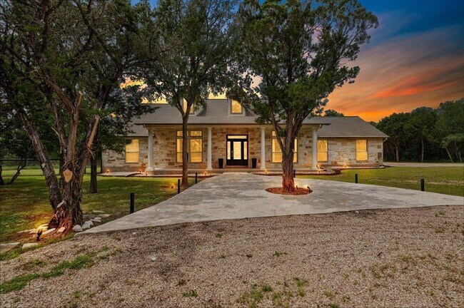 Foto del edificio - 16188 Oak Grove Rd