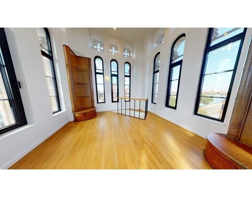 Building Photo - 492 Beacon St