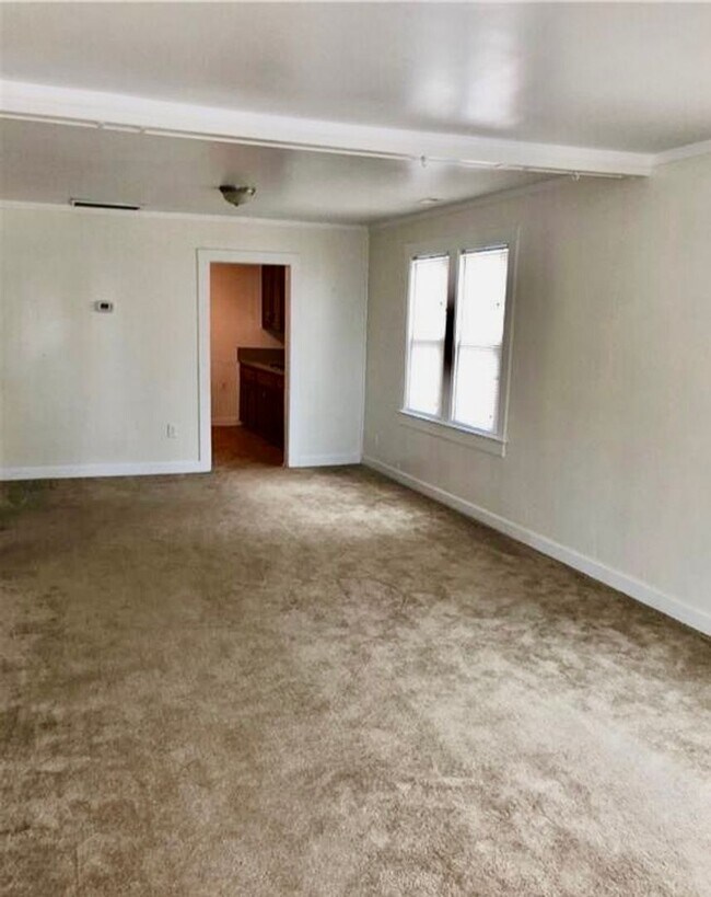 Building Photo - Cottage Line