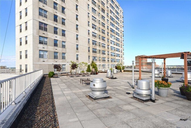 Foto del edificio - 125-10 Queens Blvd